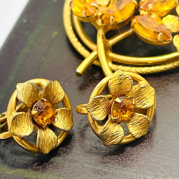 Vintage gold tone amber stone Brooch and Earrings Set - Picture 5 of 7